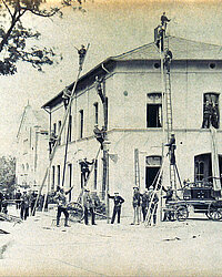 Feuerwehrübung am Feuerhaus am Ratzengraben, im Hintergrund die Turnhalle