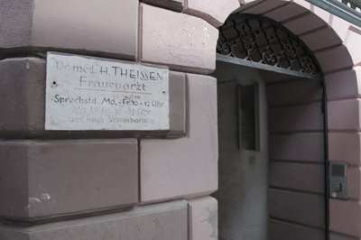 Schild an der ehemaligen Praxis Dr. Theissen 2020 (Privatbesitz)